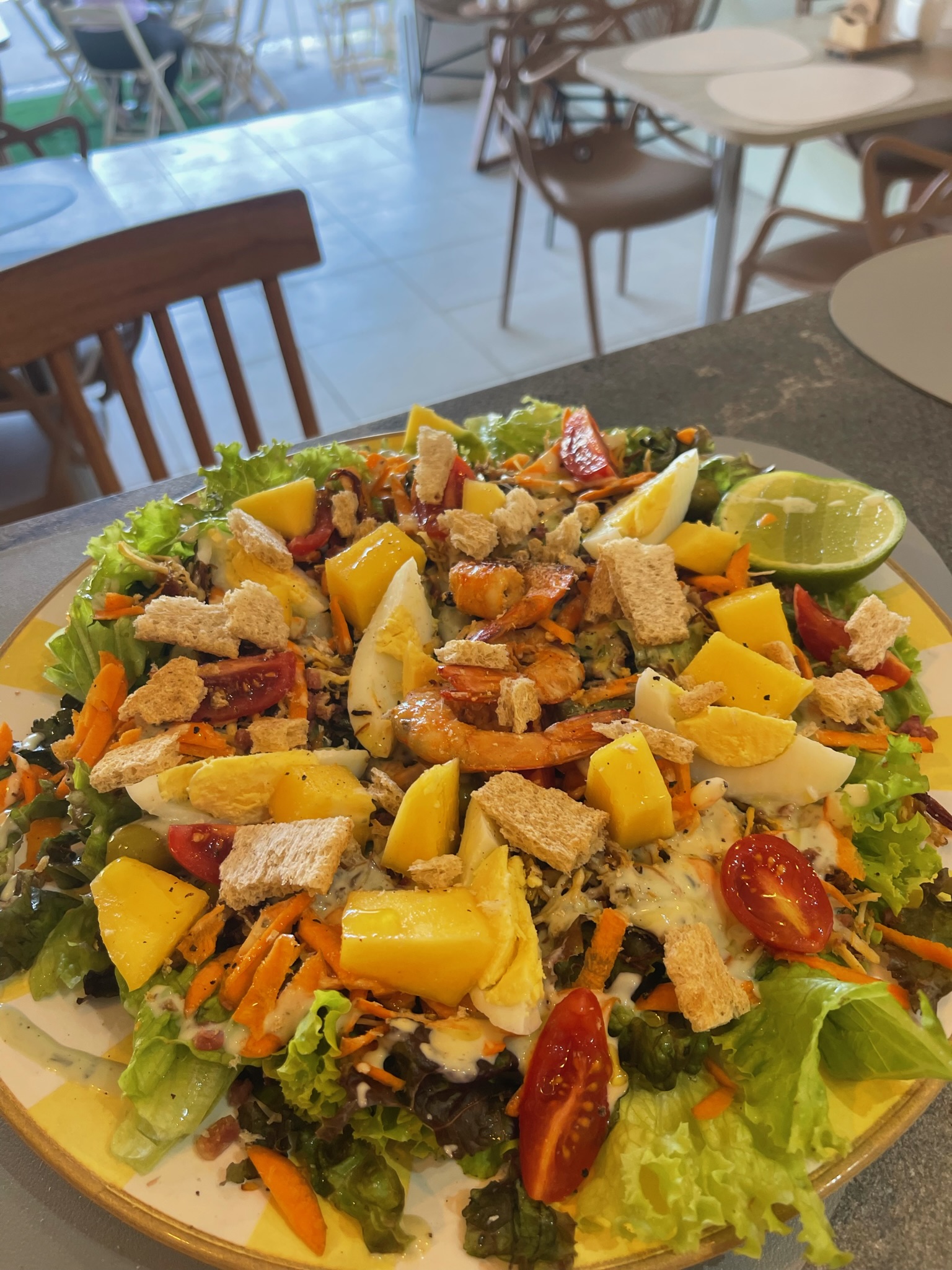 Salada com ovo cozido